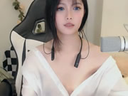 Canlı yayında sevimli Asyalı kız