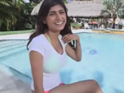 Mia Khalifa havuz kenarı beyaz büyük horoz becerdin